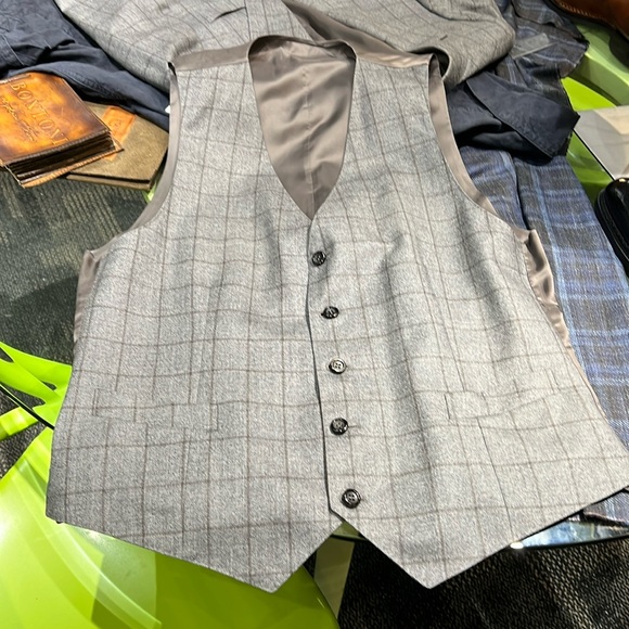 Canali Men’s three piece Suit. Sleeve 26.5
Shoulder 18.5. Retail $2,695 - Picture 6 of 8